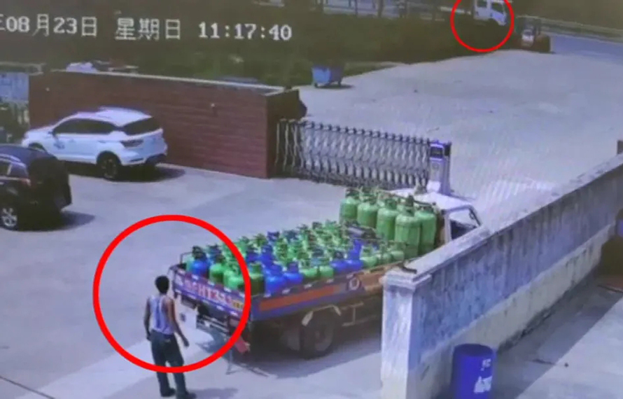 突发：道边货车突然着火，汇通“小哥”拎起灭火器就上